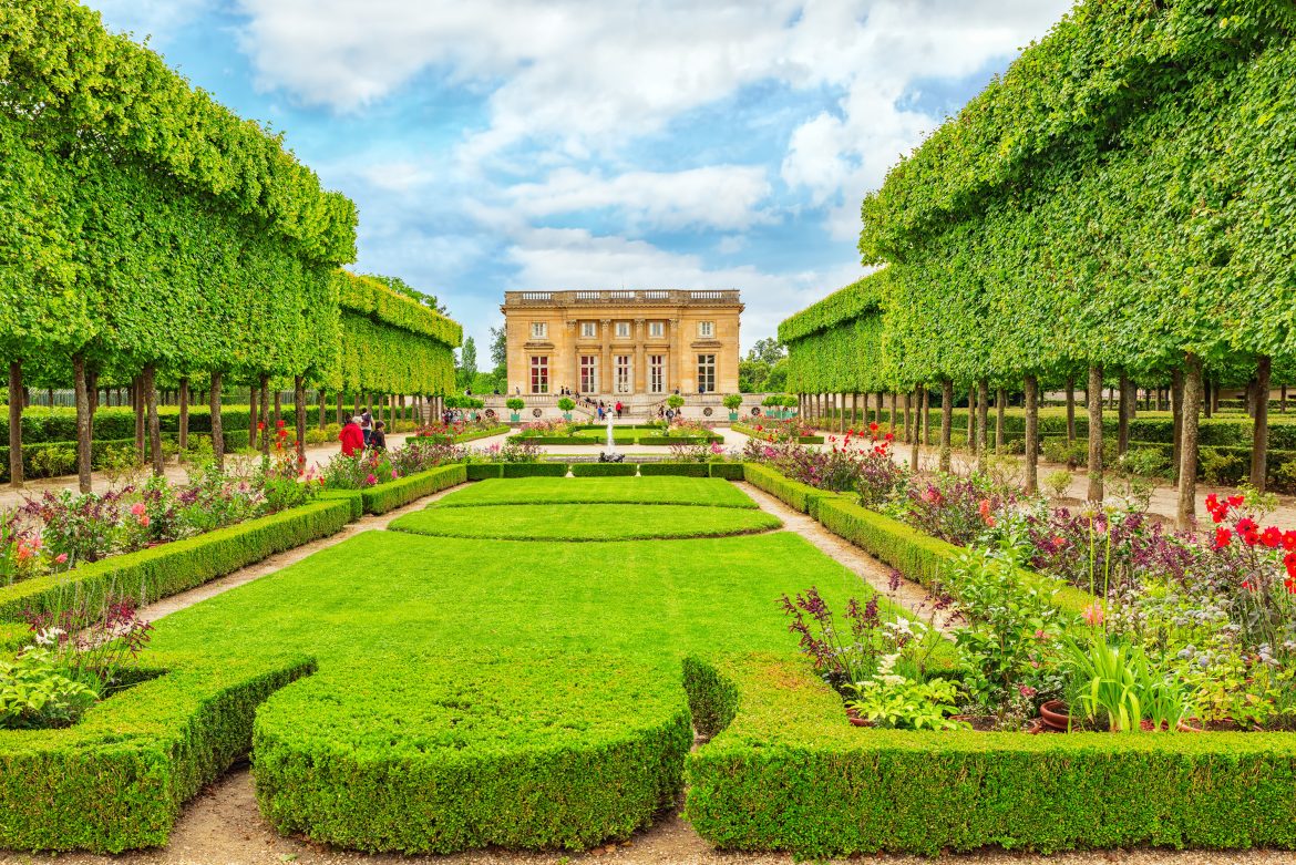 Petit Trianon et son beau jardin dans le célèbre château de Versailles