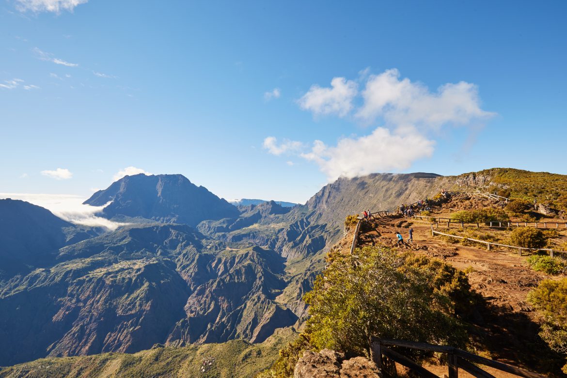 Piton Maido avec vue sur le Cirque de Mafate et le Piton des Neiges, La Réunion