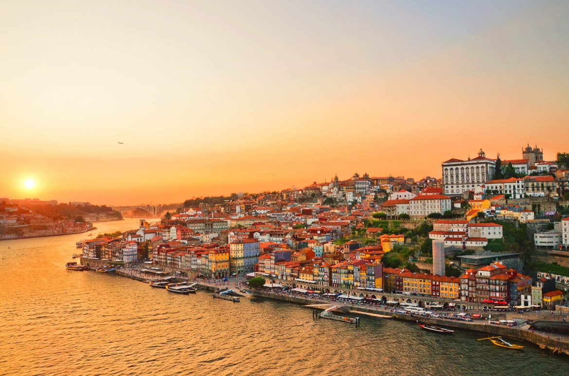 Magnifique coucher de soleil sur le centre-ville de Porto et le fleuve Douro, au Portugal.