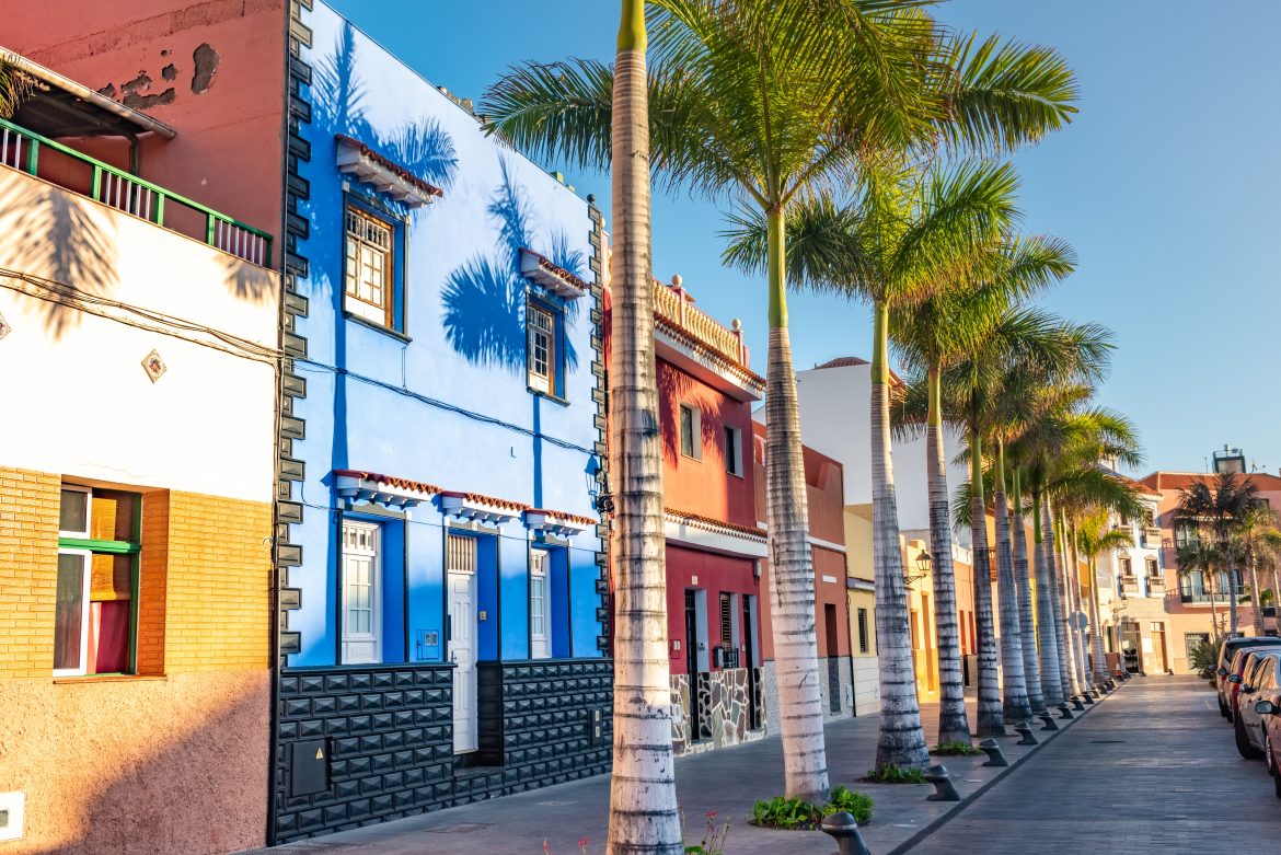 Maisons colorées et palmiers dans les rues de Puerto de la Cruz, à Tenerife, dans les îles Canaries, en Espagne.