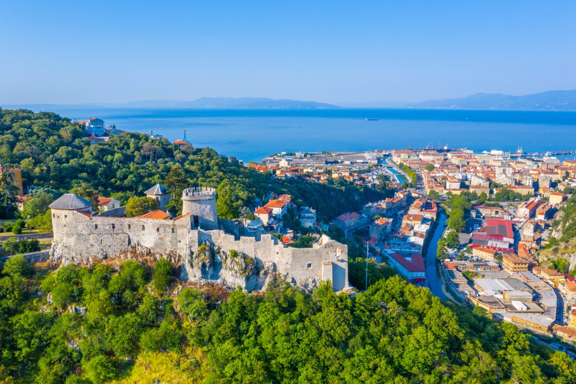 Vue aérienne de Rijeka avec la forteresse de Trsat, Croatie