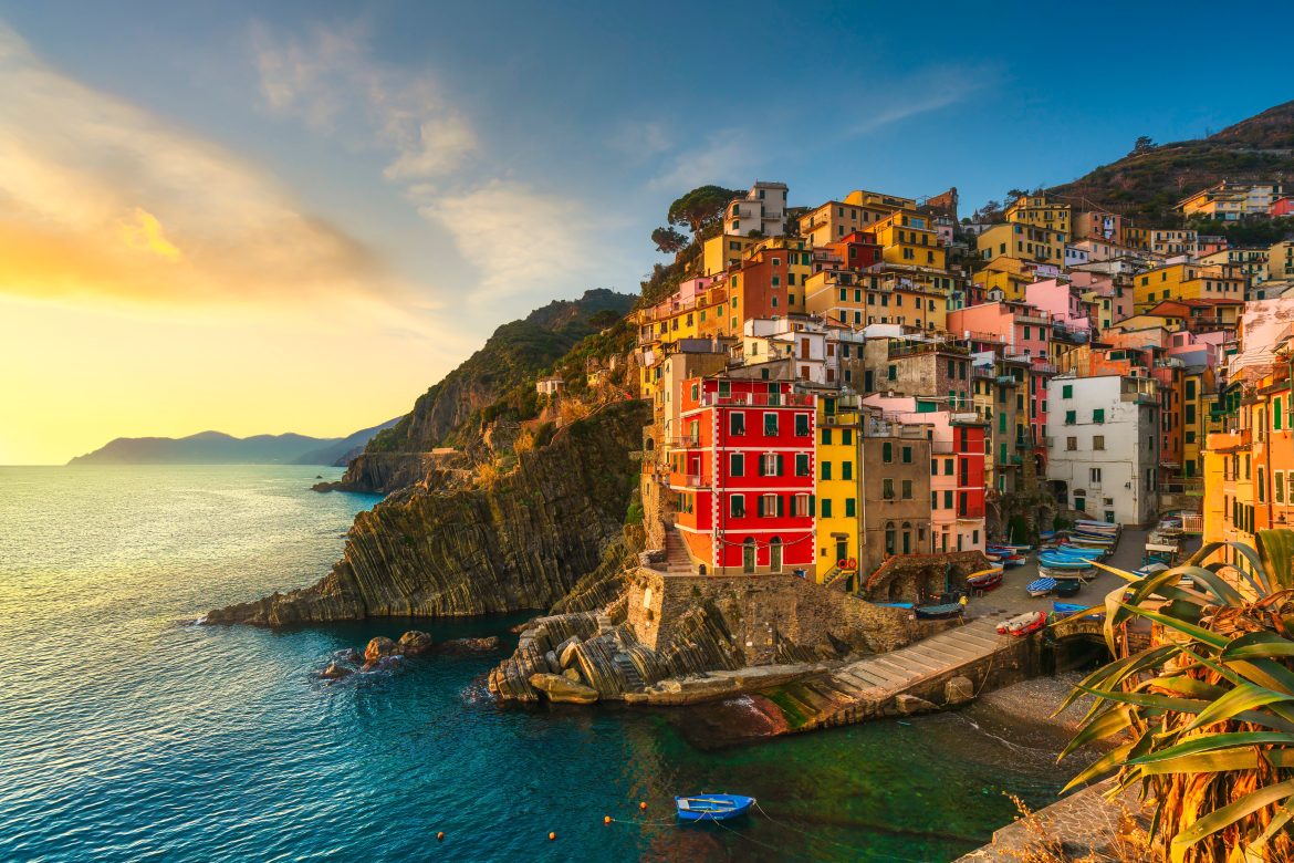 Ville de Riomaggiore, cap et paysage marin au coucher du soleil. Cinque Terre, Ligurie, Italie
