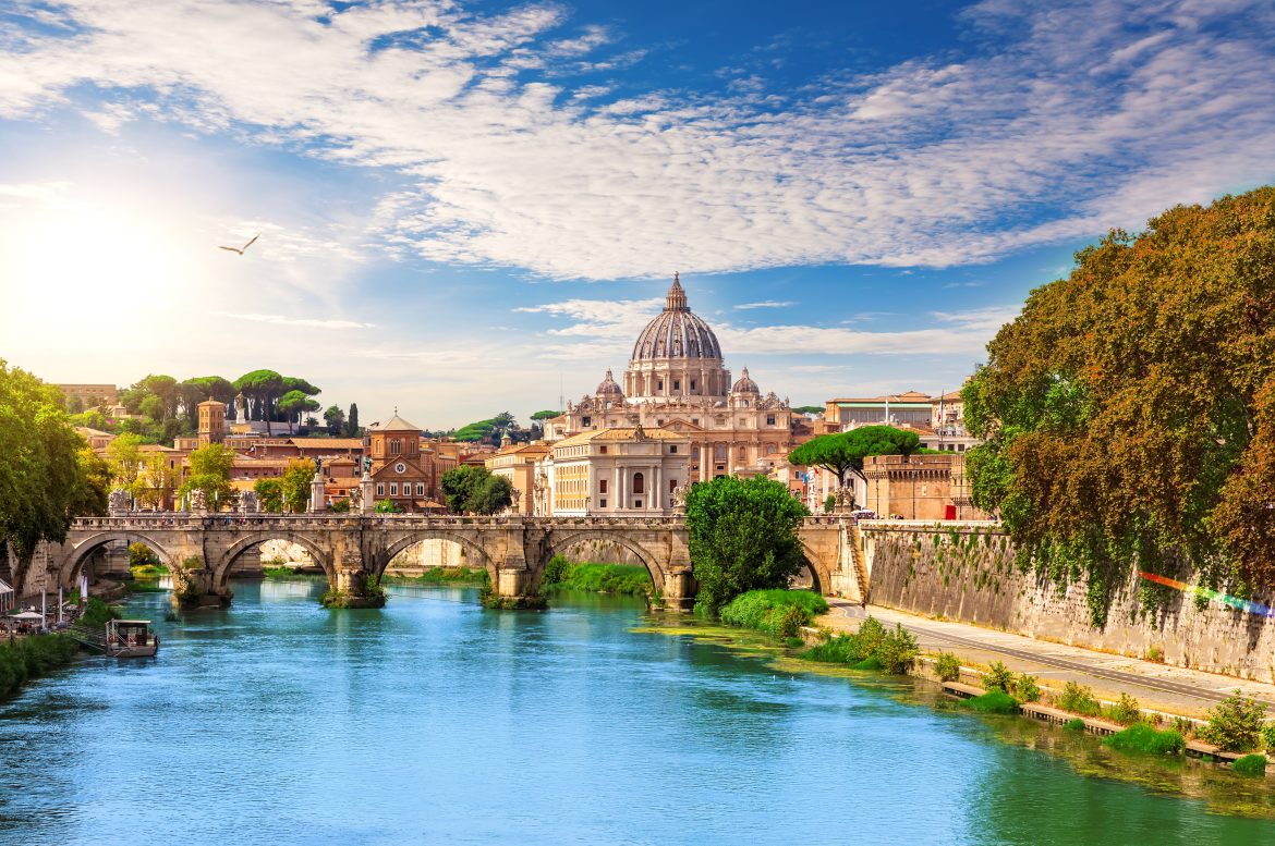 La cathédrale Saint-Pierre, derrière le pont Élien, à Rome, en Italie.