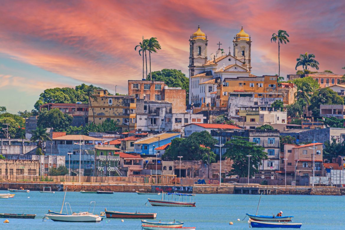 Vue panoramique de la vieille ville de Salvador de Bahia depuis la côte opposée, dans les lueurs du crépuscule.