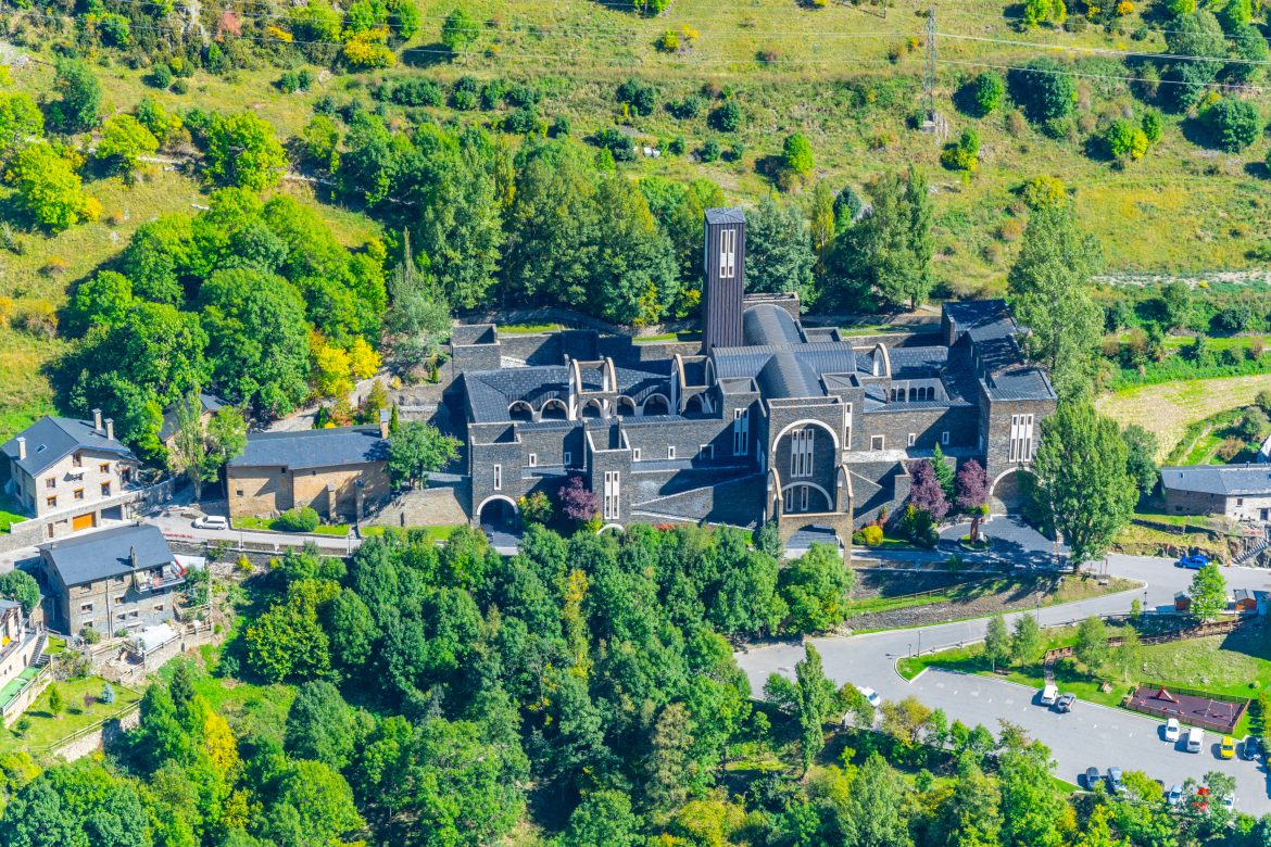 Vue aérienne de l'église catholique Sainte-Marie-de-Meritxell en Andorre