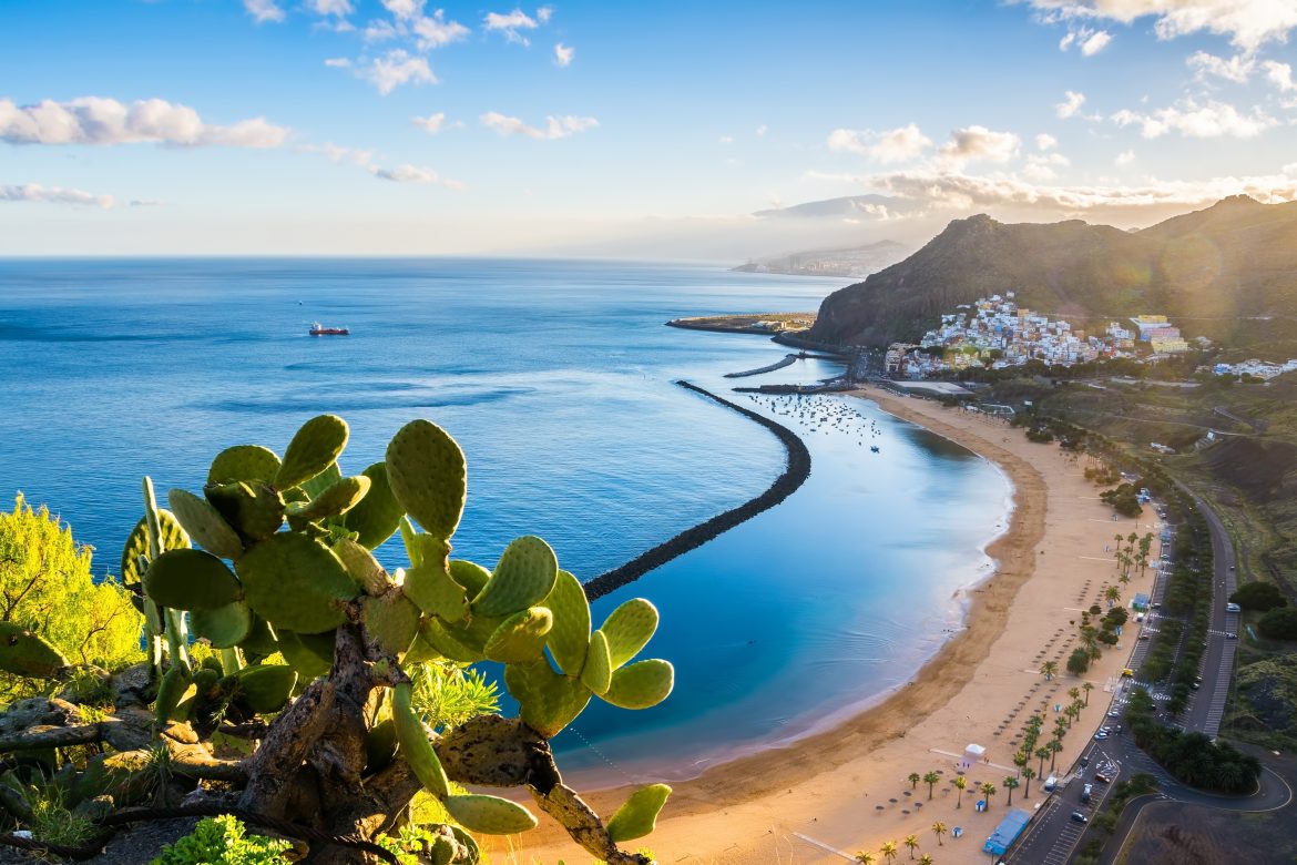 Vue imprenable sur la plage de Las Teresitas et son sable jaune. Lieu : Santa Cruz de Tenerife, Tenerife, îles Canaries.
