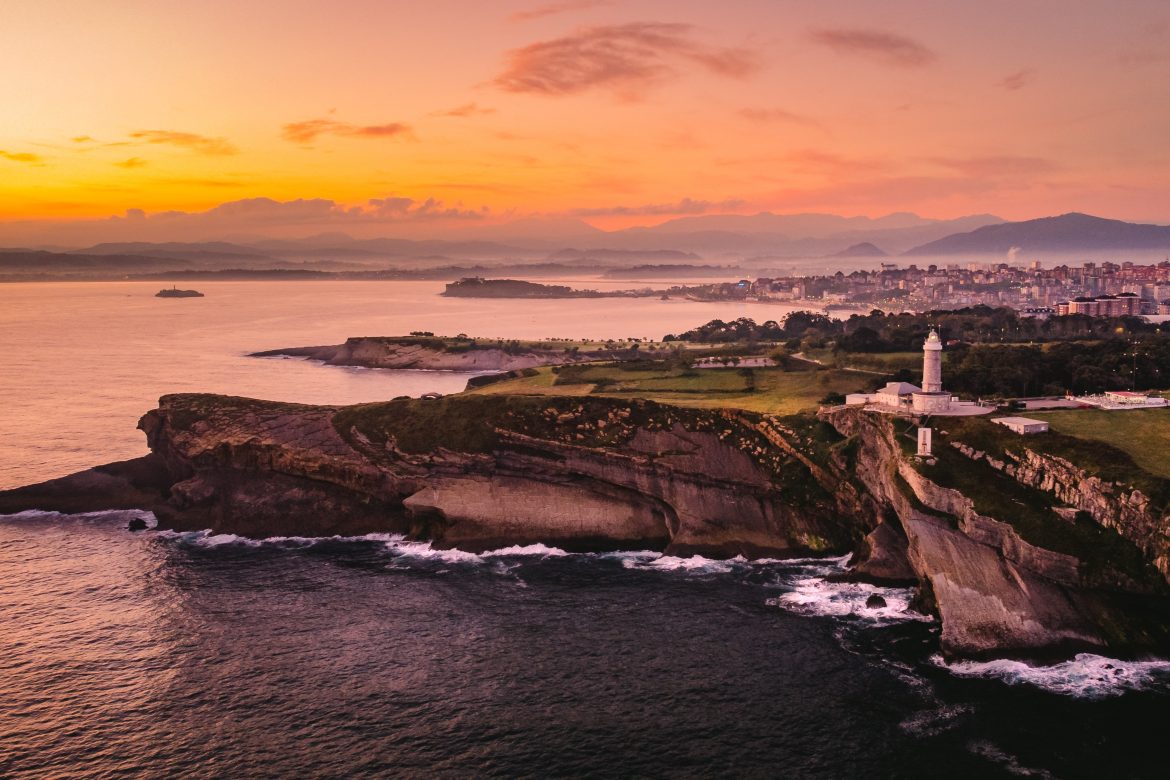 La côte de Santander au coucher du soleil