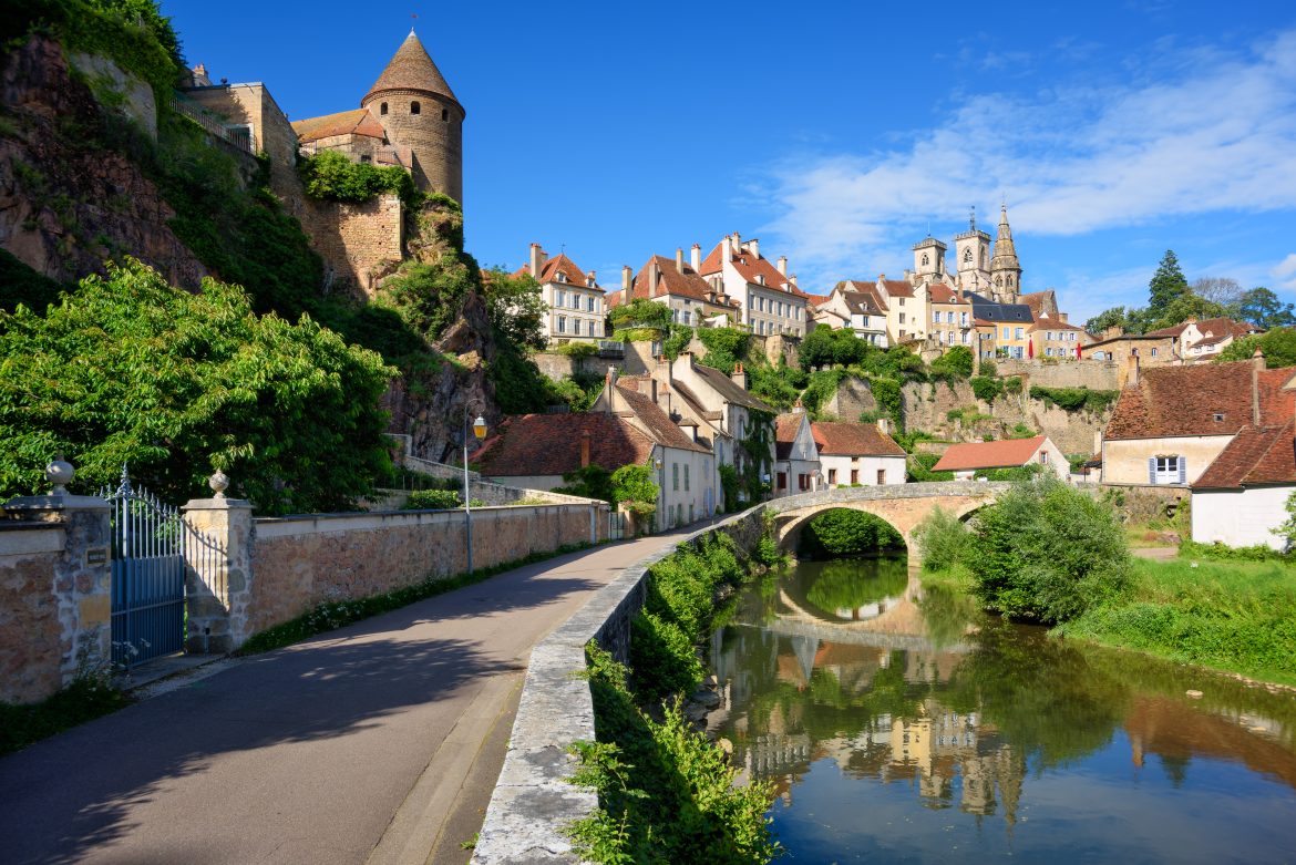 Semur-en-Auxois, vieille ville historique célèbre pour son architecture médiévale, se reflétant dans la rivière bleue, Bourgogne