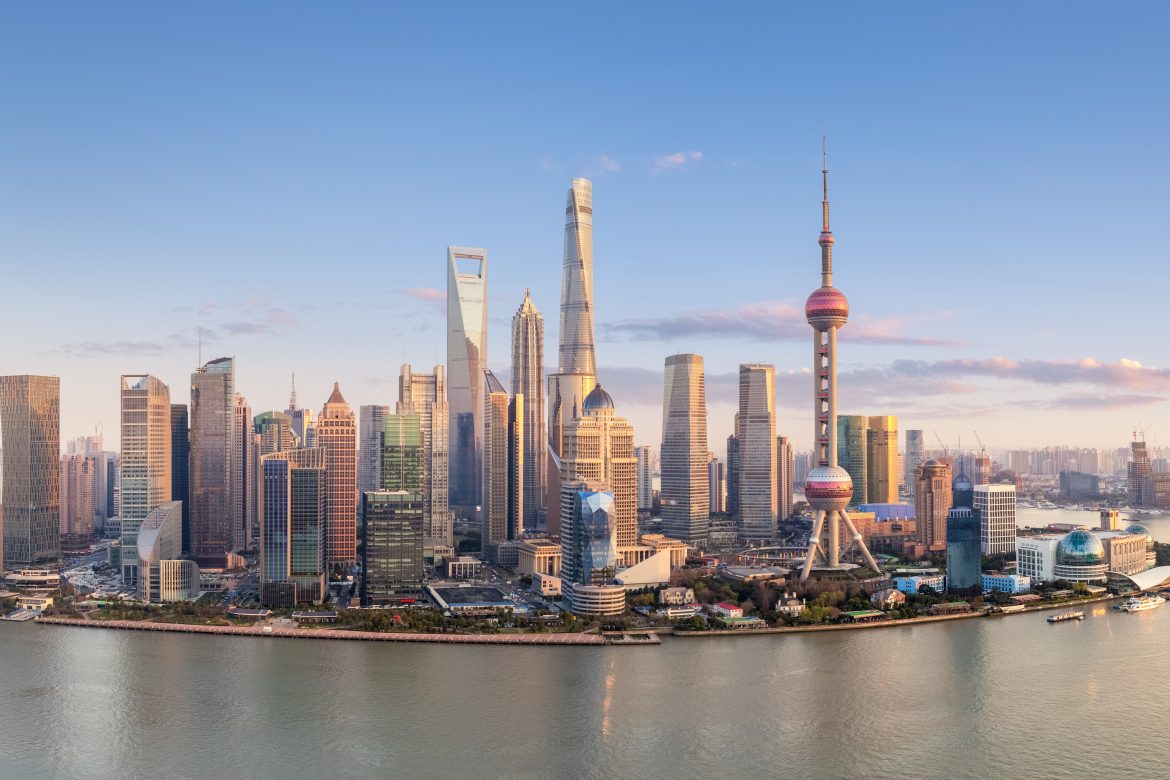 Panorama de la skyline de Shanghai au coucher du soleil