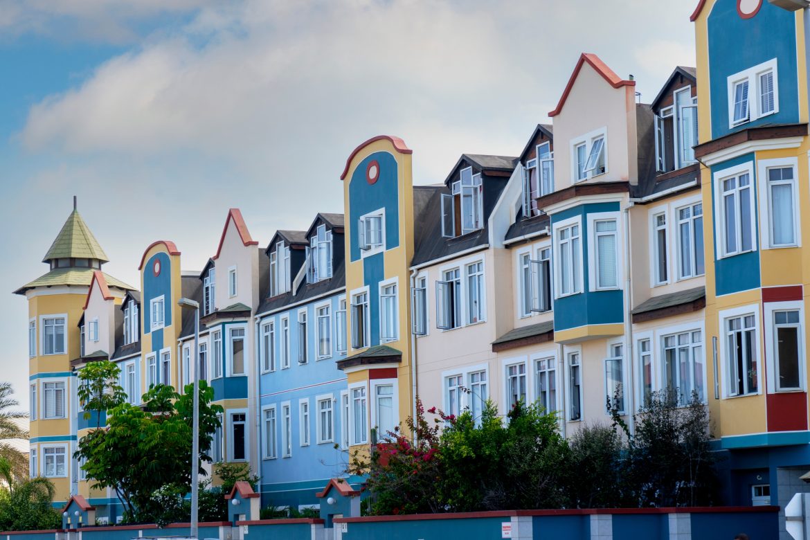Maisons colorées emblématiques de Swakopmund, en Namibie