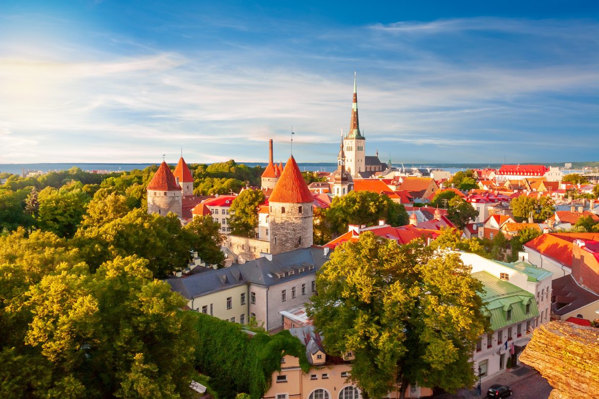 Paysage urbain estival de Tallinn, avec l'église Saint-Olav, les remparts et les tours de la vieille ville au coucher du soleil, Estonie
