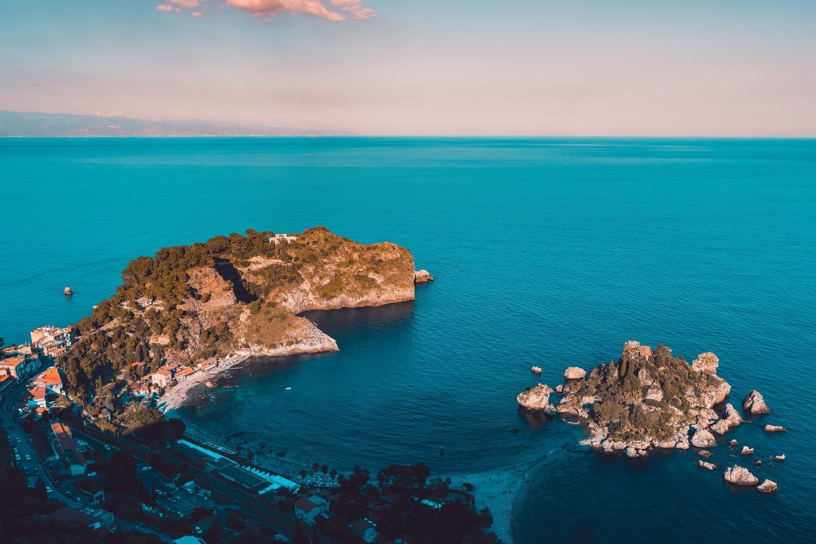 Vue aérienne sur la côte de Taormine