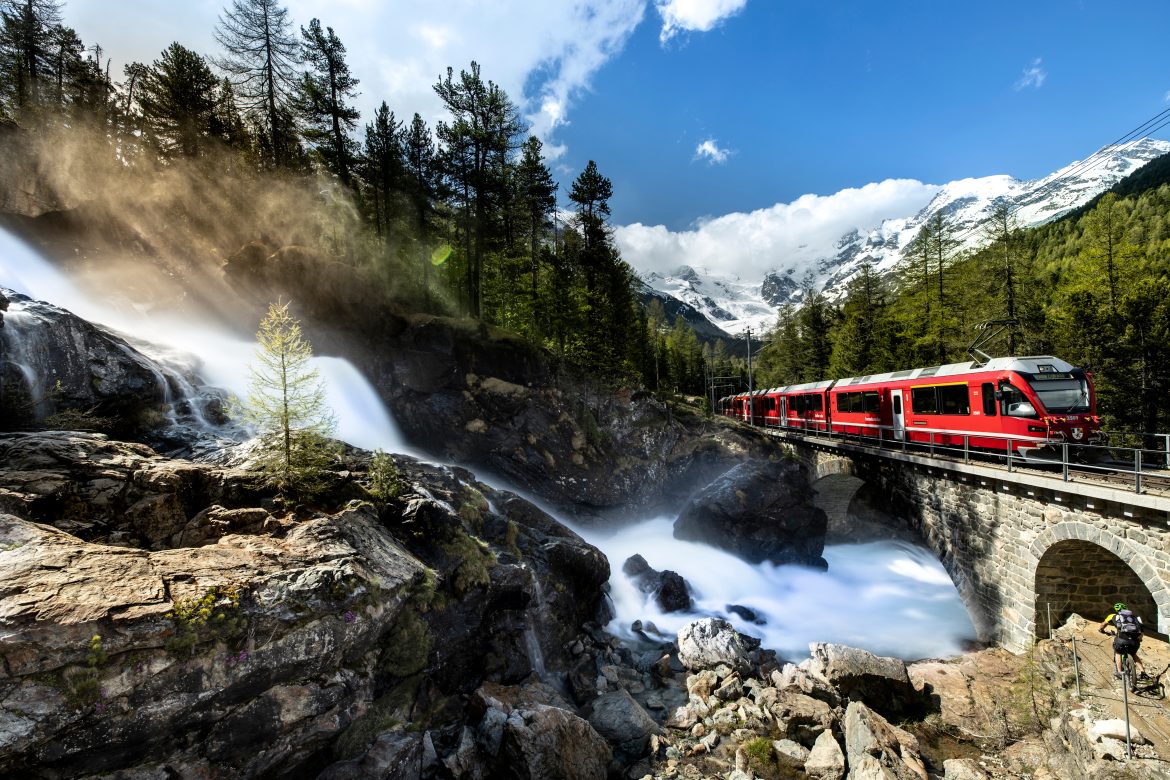 Train de la Rhétique entre Morterarsch et Bernina