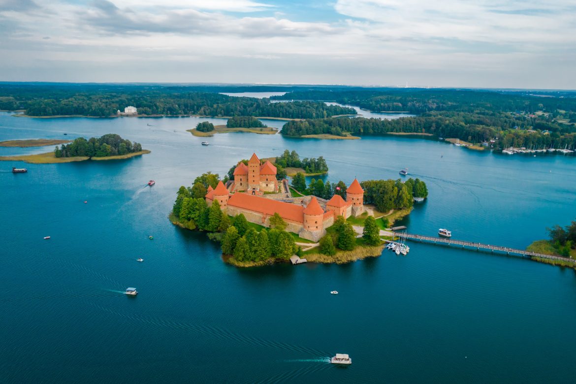 Vue aérienne du château de Trakai. Château gothique médiéval insulaire sur le lac Galve