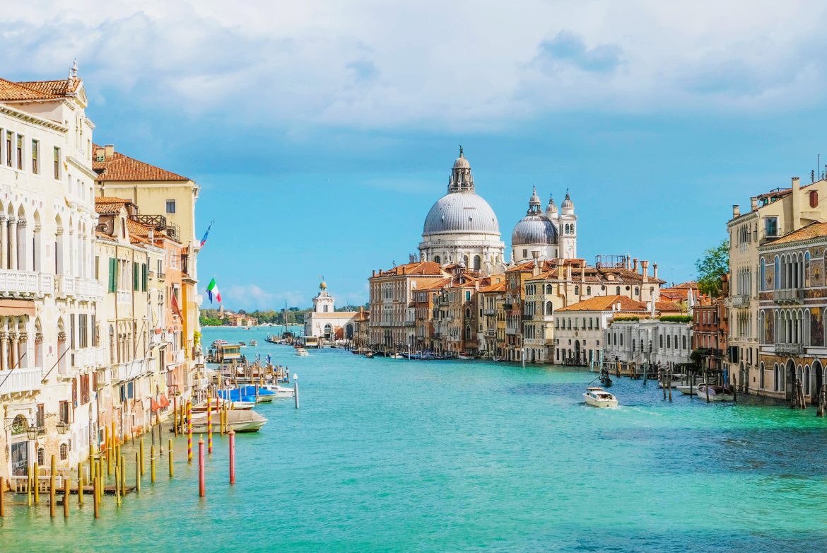 ue célèbre du Grand Canal de Venise et du dôme de Sainte-Marie-de-la-Santé par temps ensoleillé depuis le pont de l'Académie.
