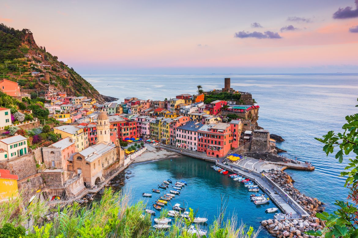 Village de Vernazza au coucher du soleil. Parc National des Cinque Terre, Ligurie Italie.