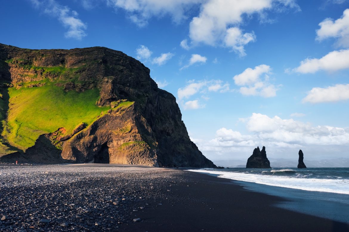 Les célèbres formations rocheuses de Reynisdrangar sur la plage de sable noir de Reynisfjara. Côte atlantique près de Vik, dans le sud de l'Islande.