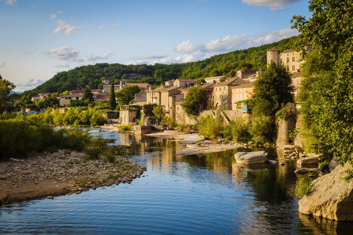L'Ardèche et le vieux village de Vogüé au coucher du soleil