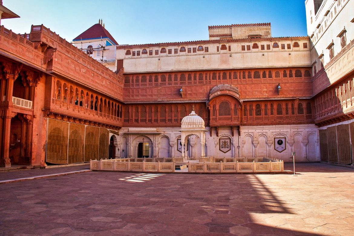 bikaner_fort_junagarh Le fort de Junagarh à Bikaner, en Inde, se dresse fièrement avec son imposante architecture en grès rouge.