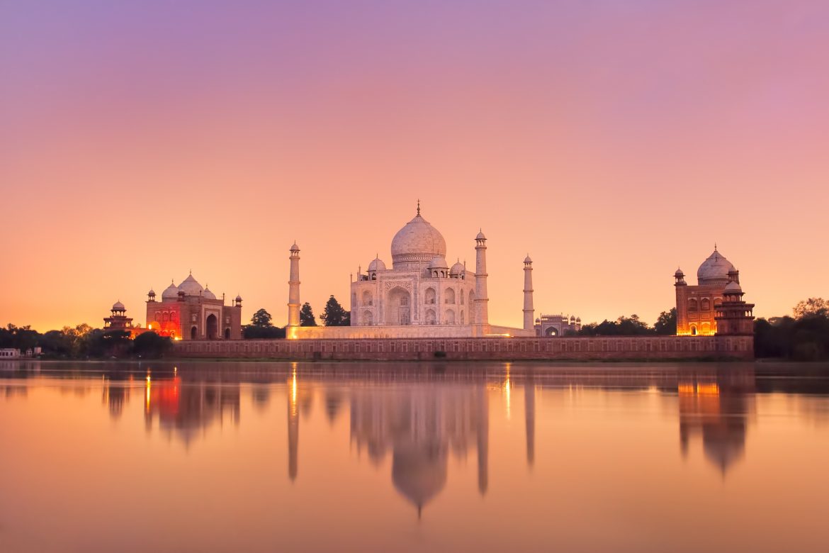 Taj Mahal in Agra, India on sunset Le Taj Mahal à Agra, en Inde, au coucher du soleil