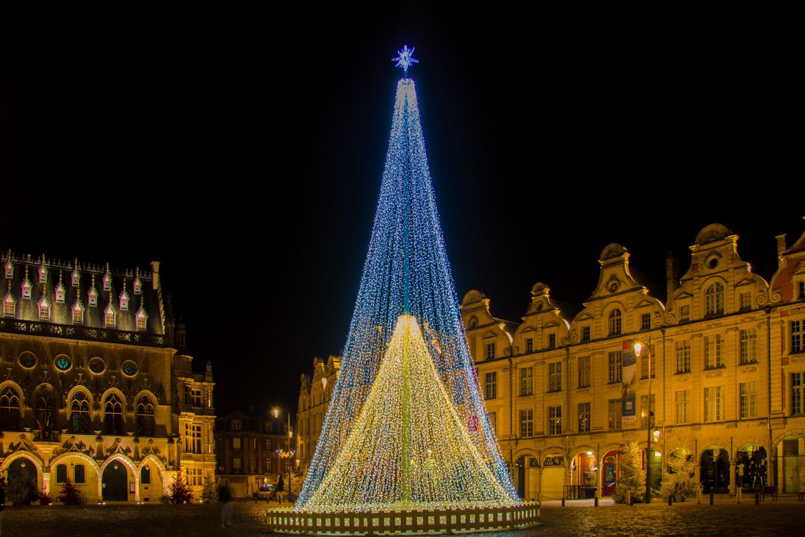 arras_noel (2) Marché de Noël à Arras illuminé dans la nuit.