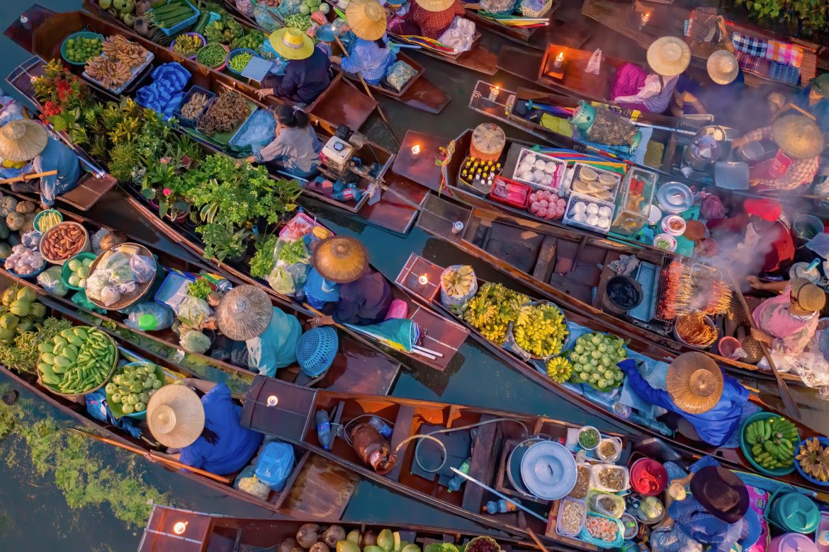 Marché flottant de Damnoen Saduak (ou Amphawa). Les habitants vendent des fruits et des plats traditionnels sur des péniches, dans le district de Ratchaburi, en Thaïlande. Destination touristique asiatique réputée. Festival asiatique.
