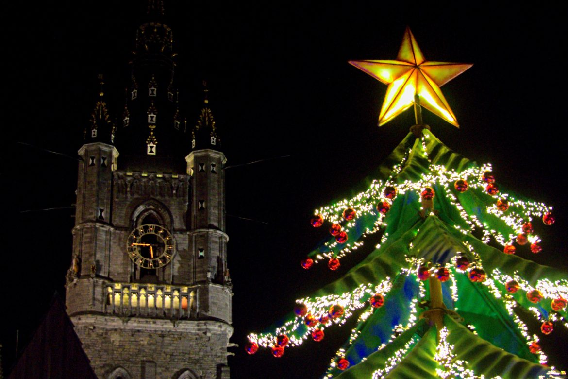 gand_noel (2) Marché de Noël à Gand illuminé dans la nuit.