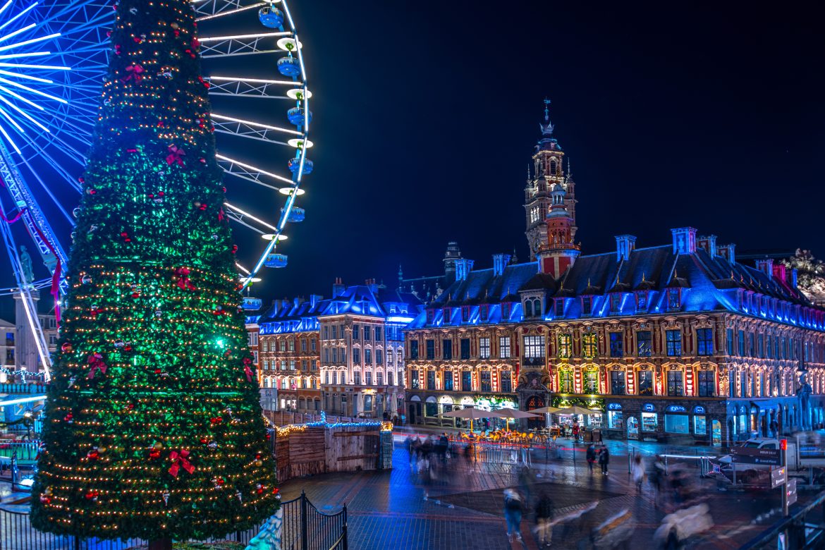 lille (2) Marché de Noël de Lille illuminé la nuit.