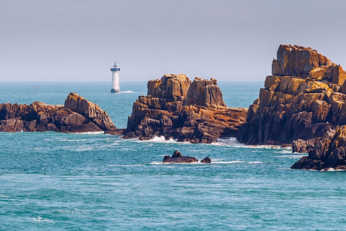 Pointe du Grouin avec son phare et sa mer turquoise.