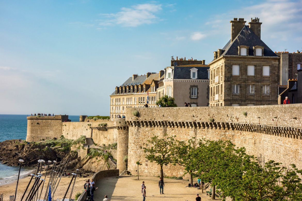 Saint-Malo Saint-Malo et ses remparts en bord de mer.