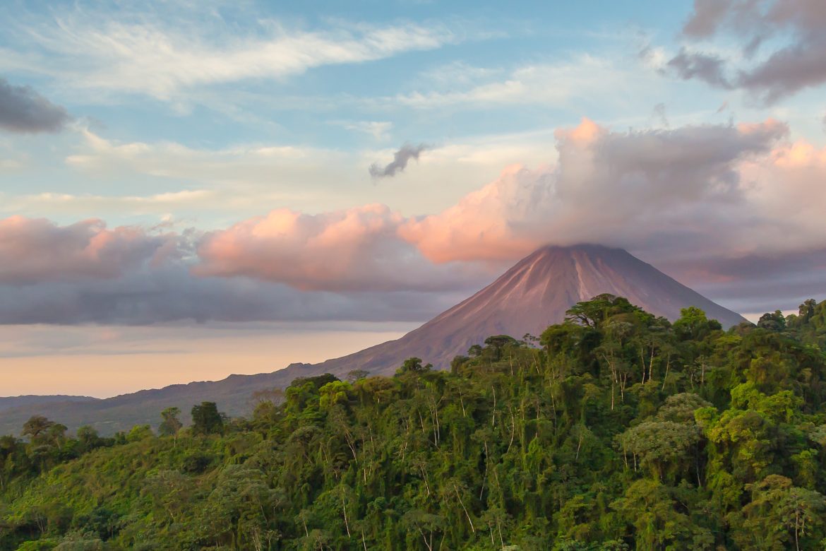 volcan_arenal Le volcan Arenal au lever du soleil au Costa Rica, alors que le soleil se reflète sur les nuages nouvellement formés.