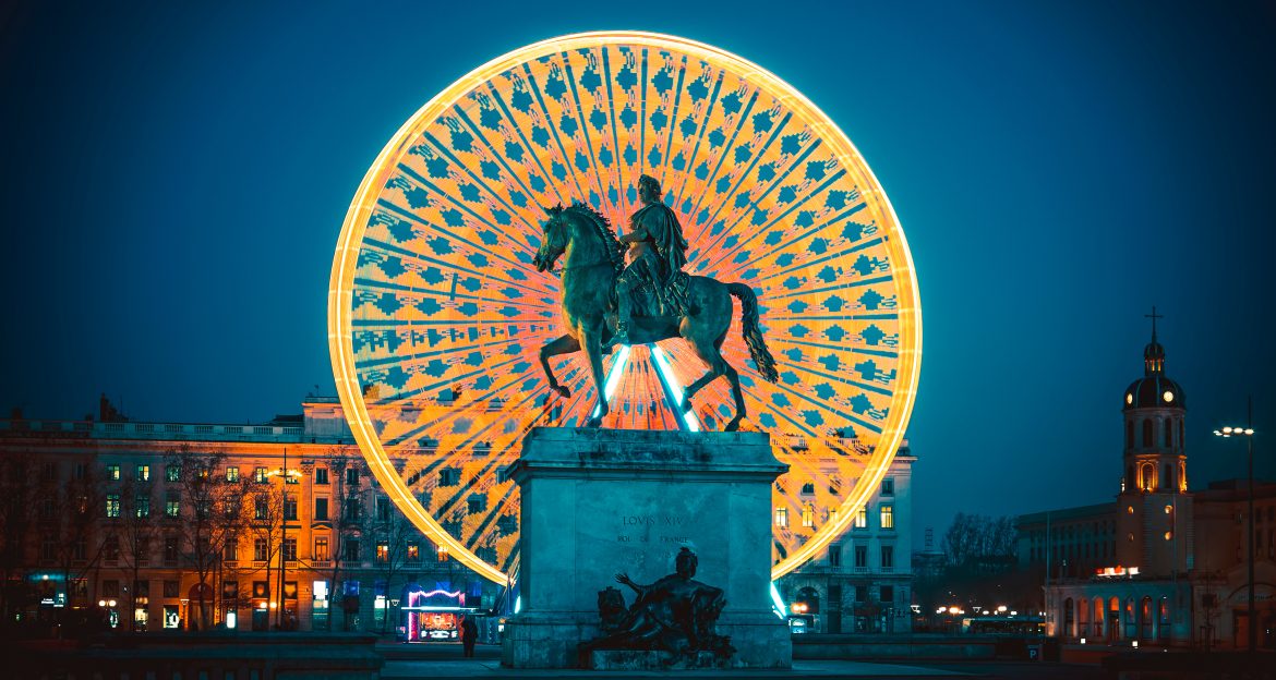 Place Bellecour, célèbre pour sa statue du roi Louis XIV illuminée la nuit, Lyon, France