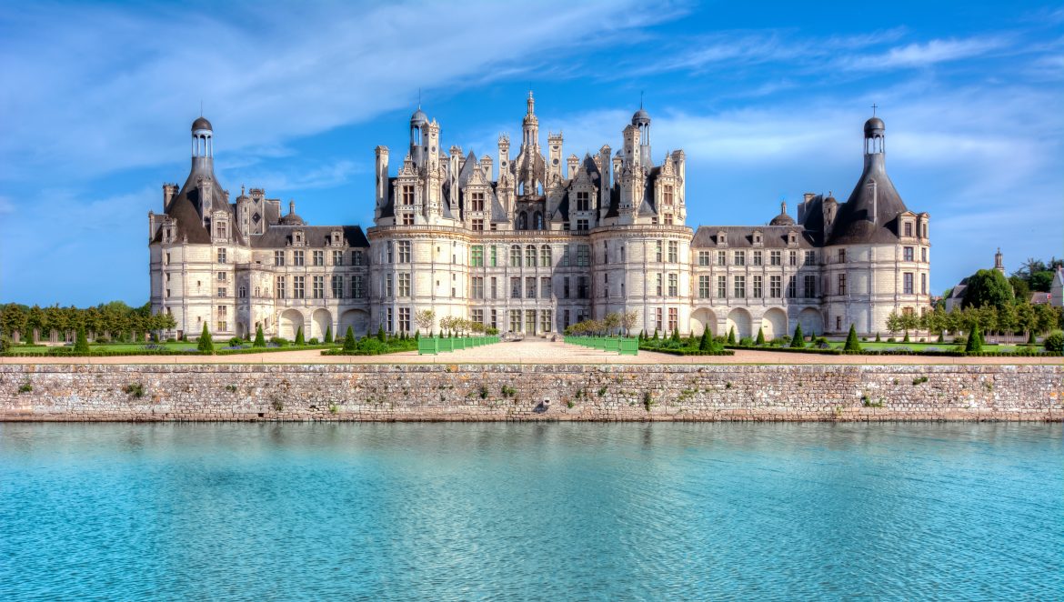 Chambord castle (chateau Chambord) in Loire valley, France Château de Chambord (château Chambord) dans la vallée de la Loire, France