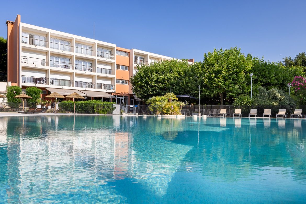 Hôtel-Club Le Capet *** à Sainte-Maxime avec sa piscine.