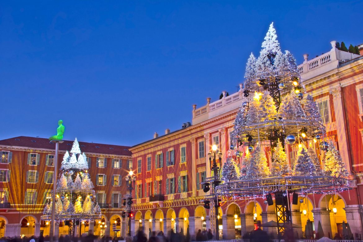 Nuit de Noël à Nice avec ses décorations sur ses somptueux bâtiments.