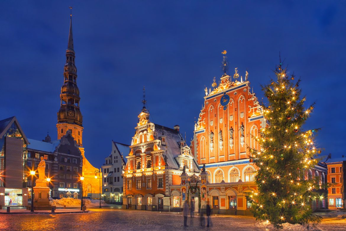 La Maison des Têtes Noires et le sapin de Noël qui la borde pendant la période des fêtes à Riga, en Lettonie