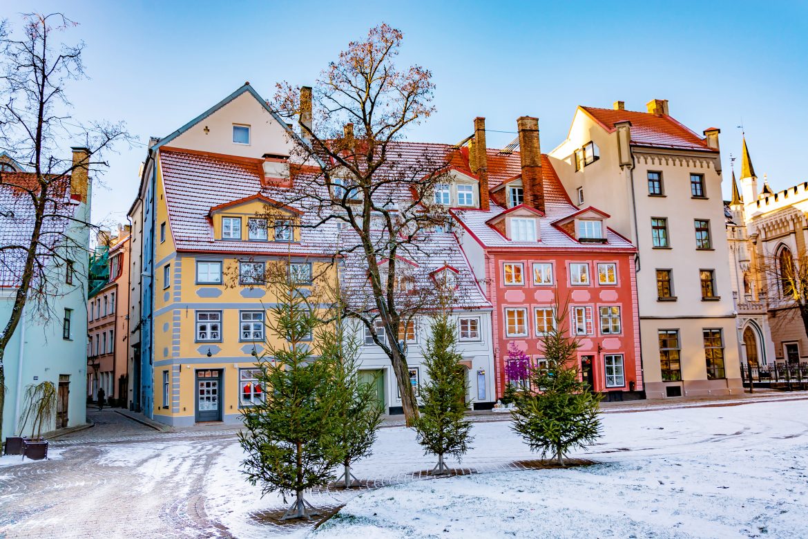 Rue pittoresque bordée de maisons colorées dans la vieille ville de Riga en hiver, à Noël, en Lettonie