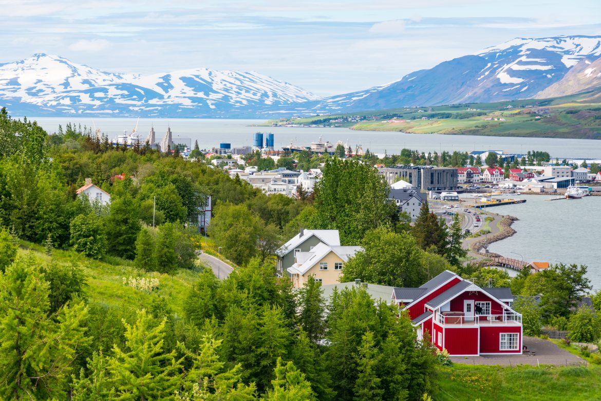 Town of Akureyri in North Iceland Ville d'Akureyri dans le nord de l'Islande