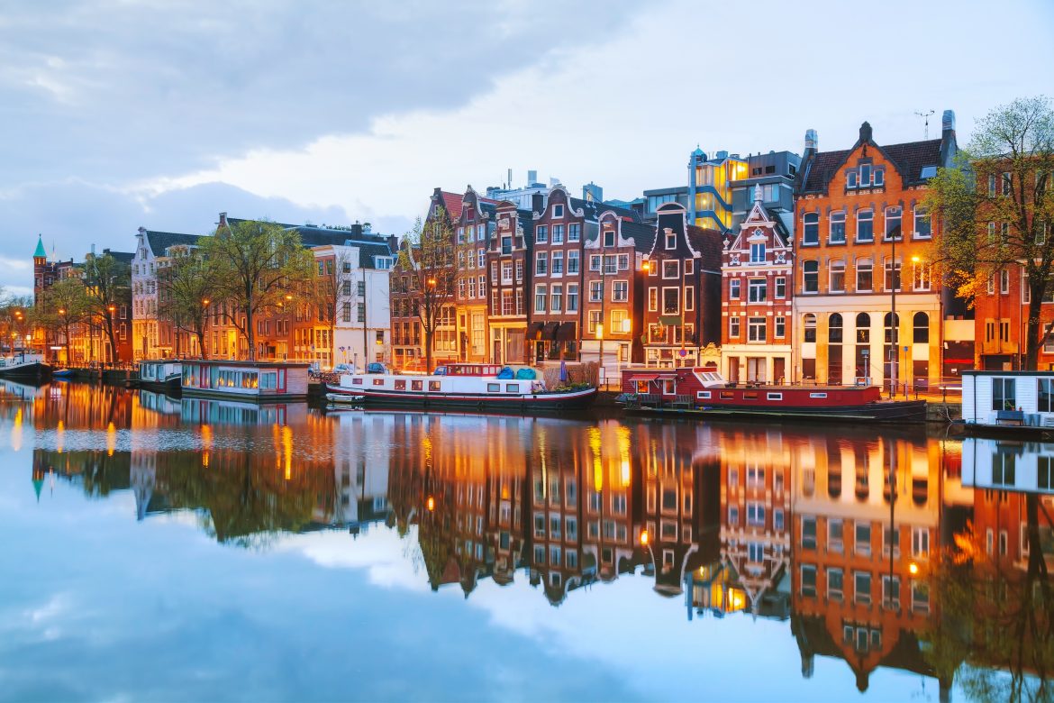 Night city view of Amsterdam, the Netherlands Vue nocturne d'Amsterdam, Pays-Bas