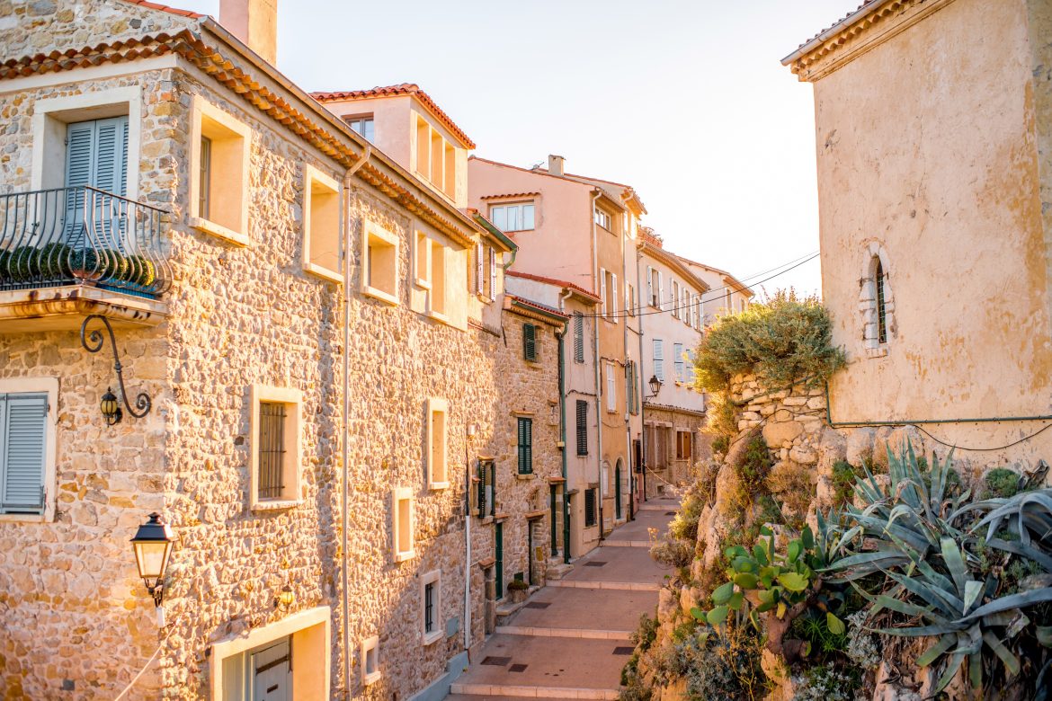 Antibes in France Ruelles à Antibes au couché du soleil.