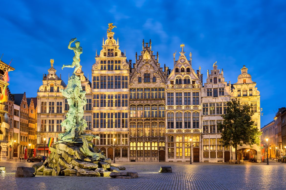 Grote Markt in Antwerp, Belgium at night Grote Markt à Anvers, Belgique la nuit