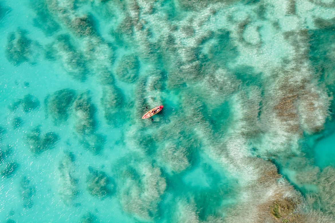 People Riding Kayak in Los Rapidos Lagoon in Bacalar, Mexico. Aerial View Personnes faisant du kayak dans la lagune de Los Rapidos à Bacalar, au Mexique.