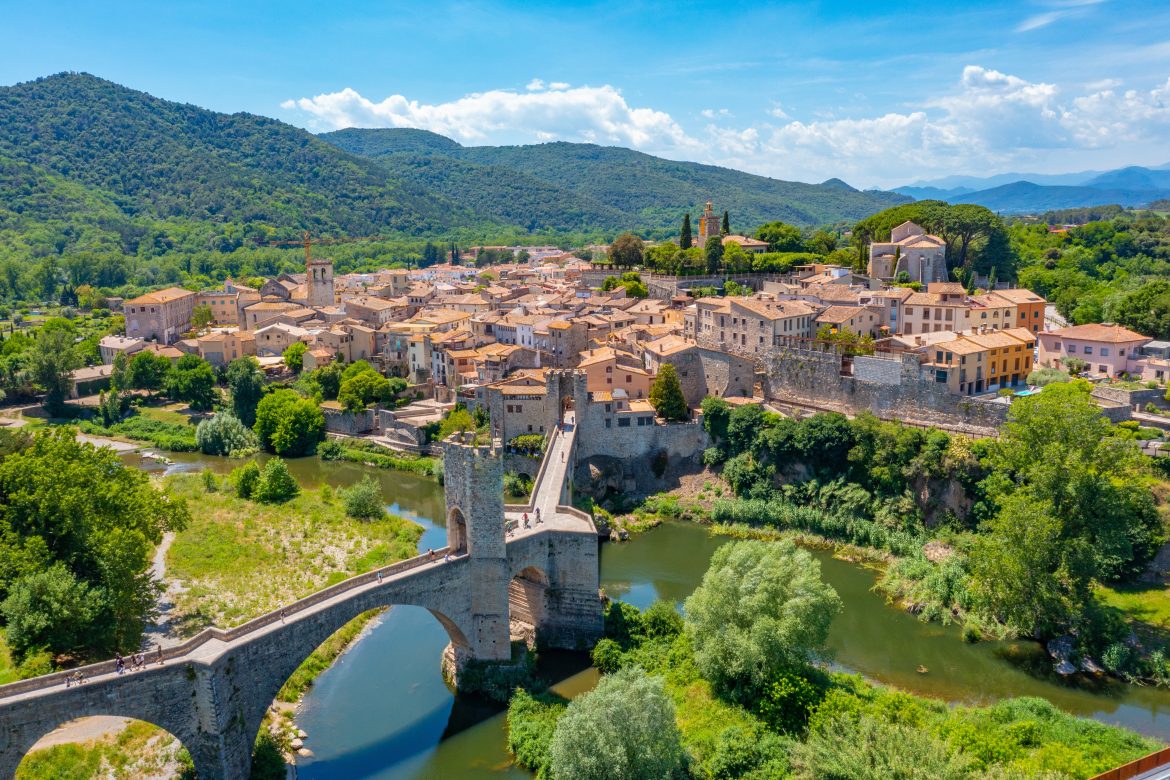 Aerial view of Spanish town Besalu Vue aérienne de la ville espagnole de Besalú