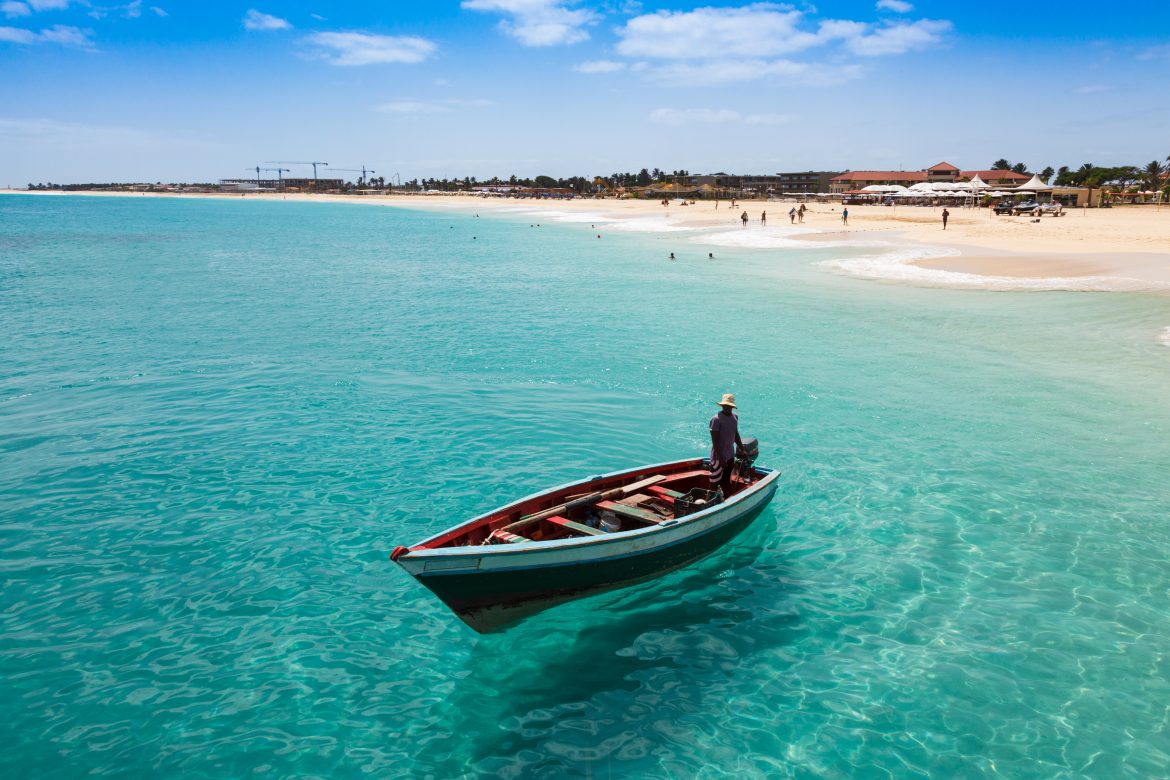 Bateau de pêche traditionnel à Santa Maria, sur l'île de Sal au Cap-Vert.