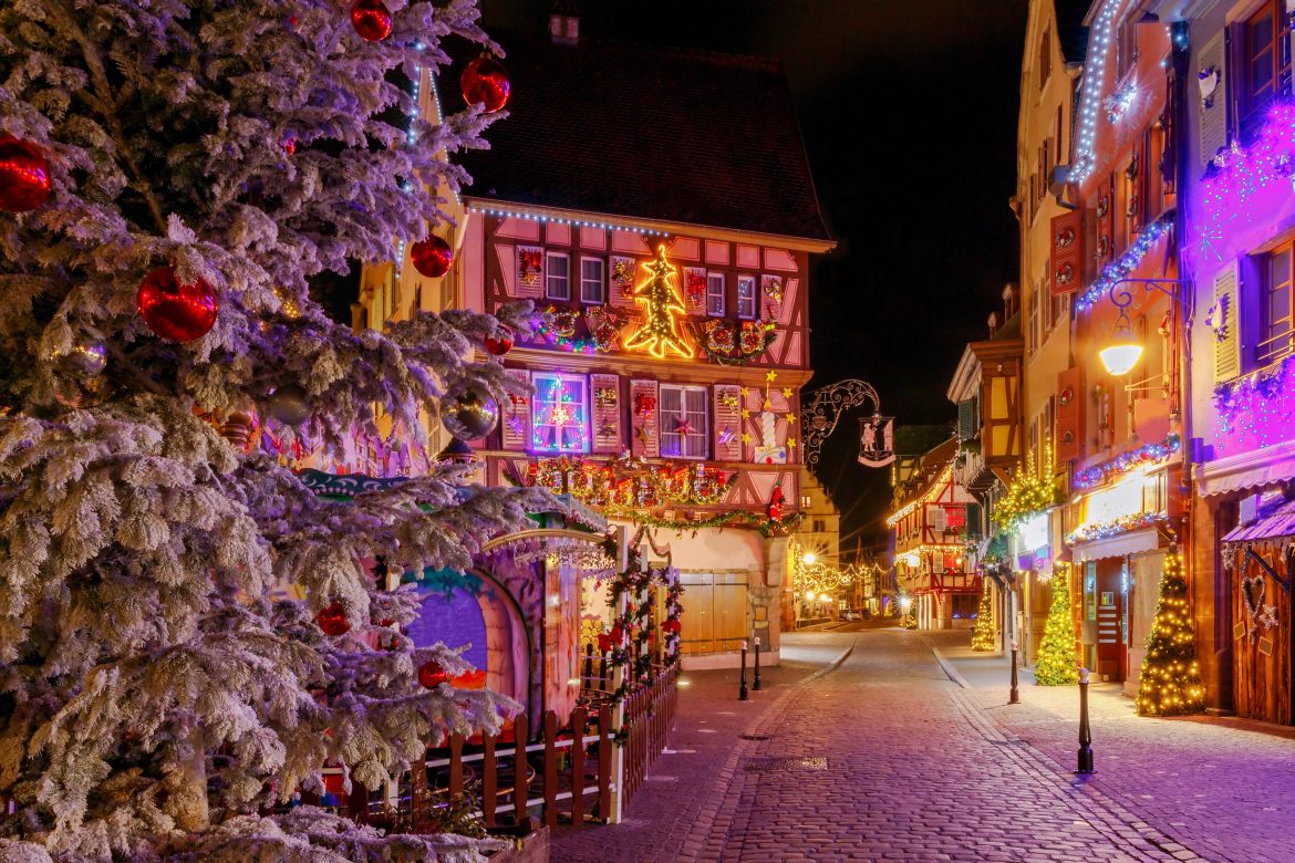 French city Colmar on Christmas Eve. Ville de Colmar décorée pour Noël, illuminée dans la nuit.