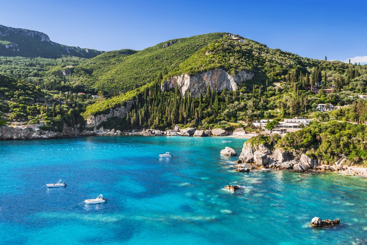 Beautiful bay near Paleokastritsa village, Corfu island, Greece Magnifique baie près du village de Paleokastritsa, île de Corfou, Grèce