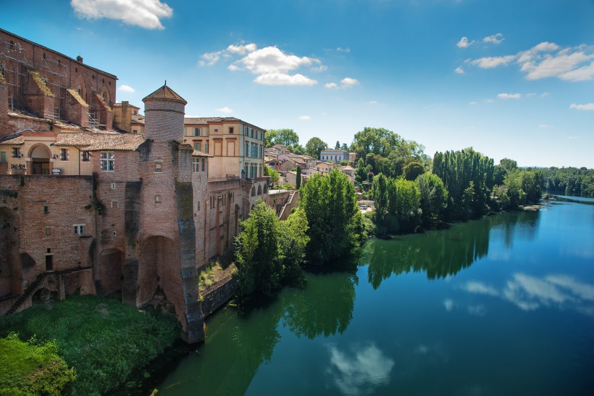 View of town Gaillac in France Vue sur la vielle ville de Gaillac en bord de l'eau.