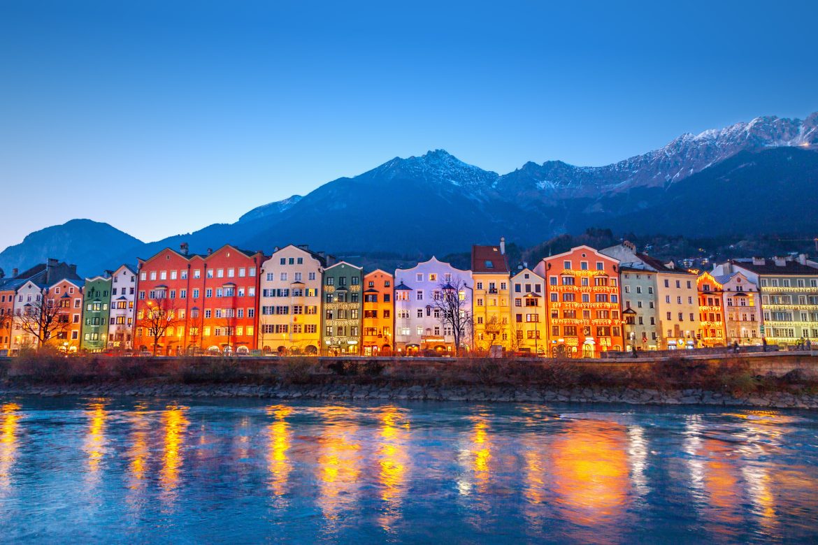 Innsbruck at night, Austria Innsbruck la nuit en Autriche