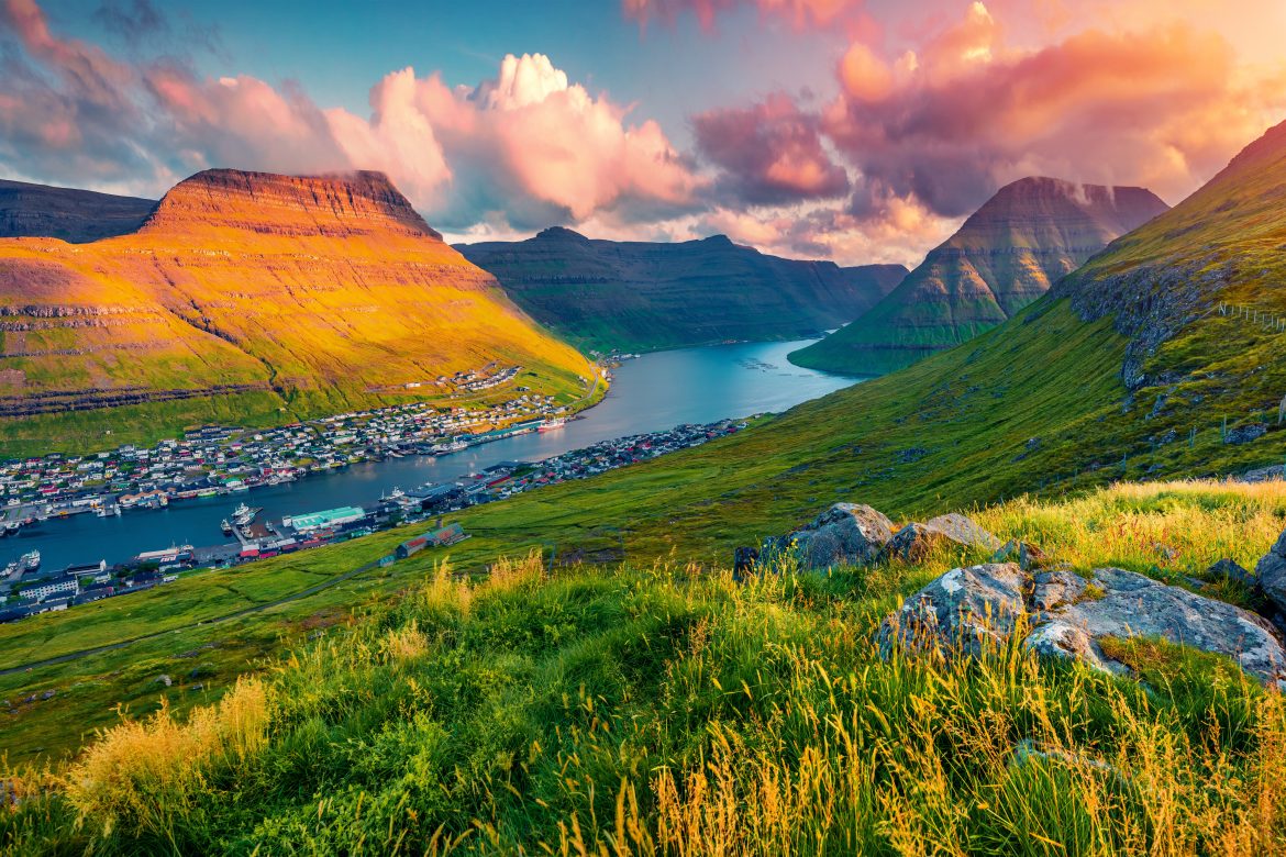 klaksvik (3) Coucher de soleil spectaculaire sur la ville de Klaksvik, vu depuis le pic Klakkur, site touristique très prisé des îles Féroé, au Danemark, en Europe. Magnifique paysage marin en soirée sur l'océan Atlantique. Superbe décor estival.