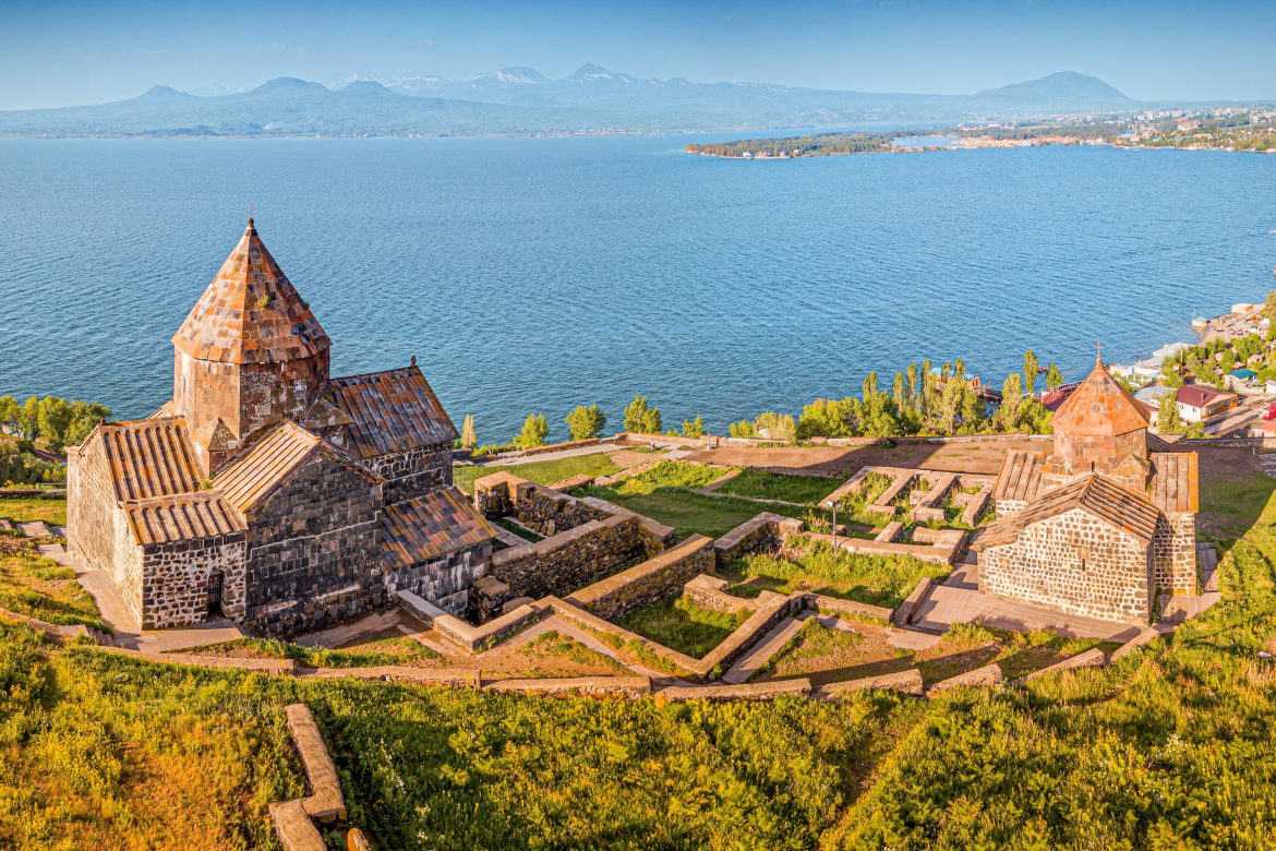 lac_sevan (2) Vue panoramique aérienne du monastère et de la chapelle de Sevanavank surplombant le célèbre lac Sevan par une belle journée de printemps. Destinations touristiques et voyages en Arménie